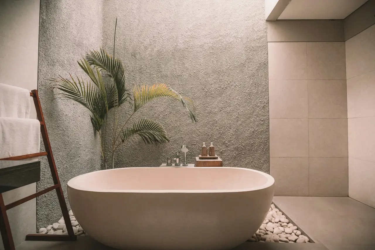 A stone basin and a palm in a plastered upper room
